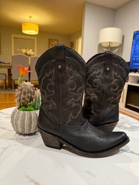liberty Black Western  women’s Leather Boot size 9.5 with Embroidered Detail